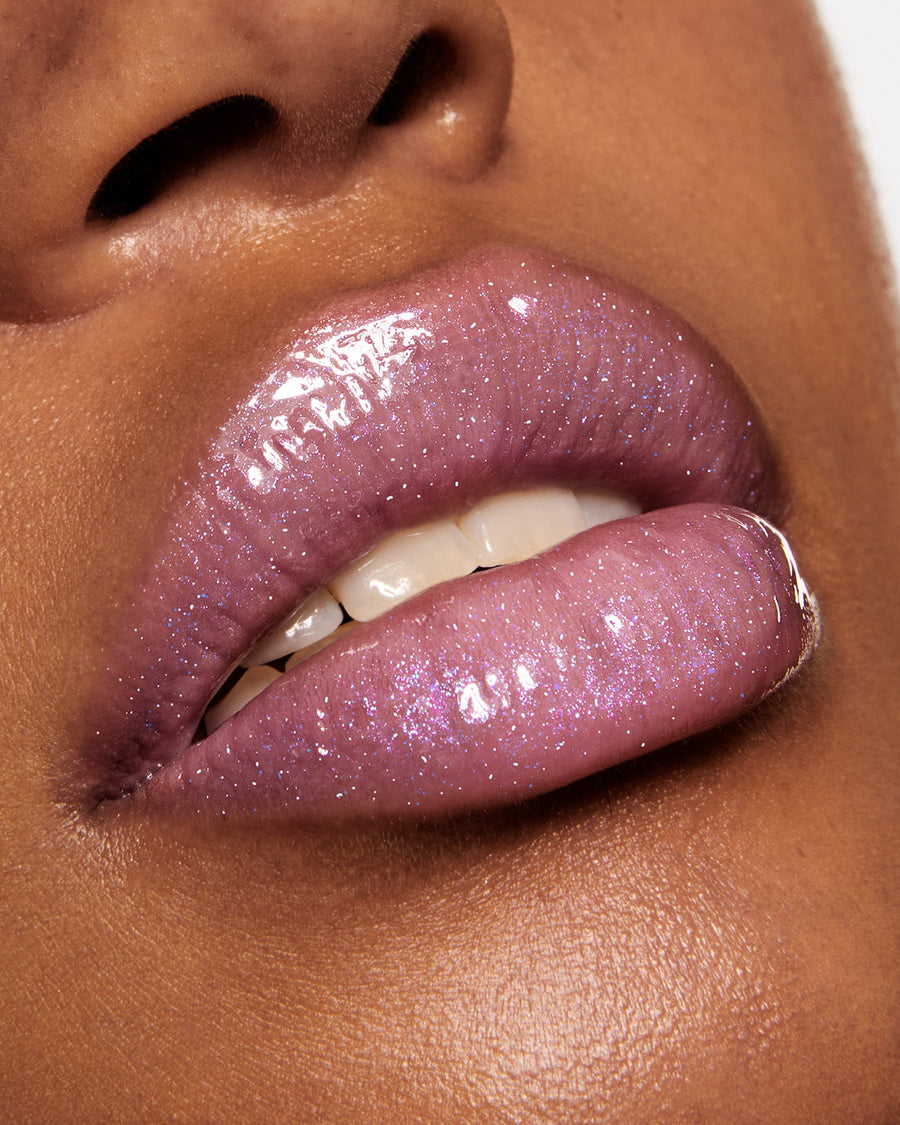 ISAMAYA Liplacq 2.0 lip serum in Ultraviolet applied on lips