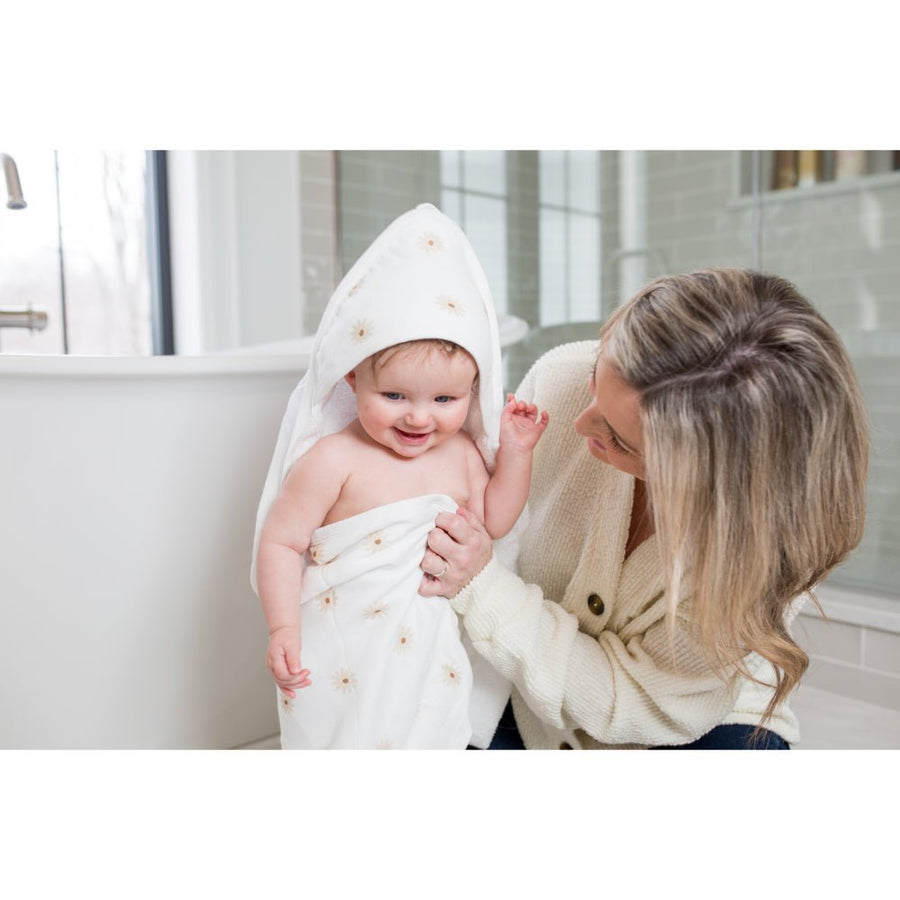 Lulujo Hooded Absorbent Baby Bath Towel - Daisies - liquidation.store