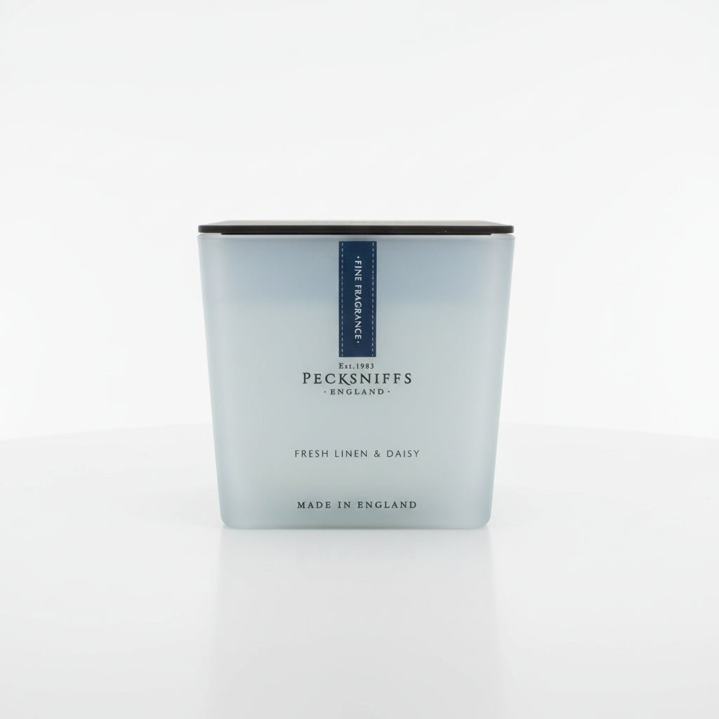 Pecksniffs Fresh Linen & Daisy Scented Candle with Wooden Lid 860g - liquidation.store