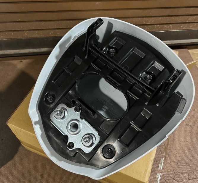 Suzuki GSX - R1300 Seat Tail 45550 - 15H01 - YWW - liquidation.store